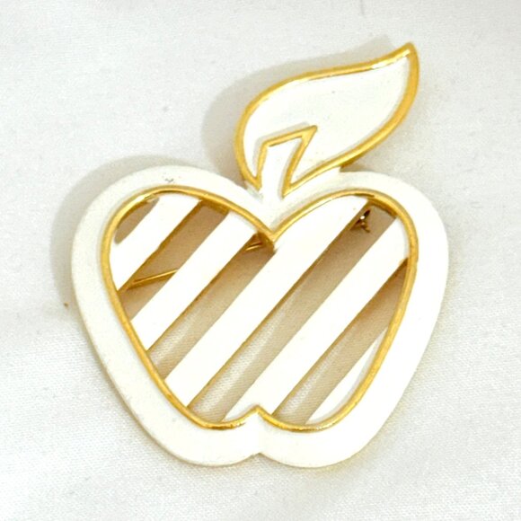 Vintage Crown Trifari Apple Brooch - White Enamal/Gold Tone - Signed - Picture 2 of 7